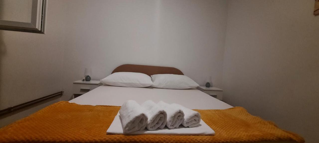 Apartment Elena Galovac  エクステリア 写真